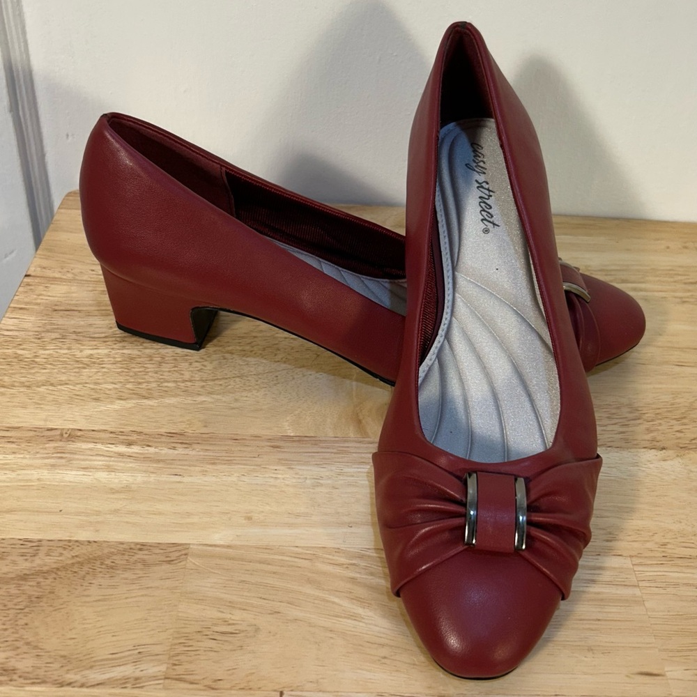 Easy Street Women’s Red Pump Shoes With Buckle 9.5
